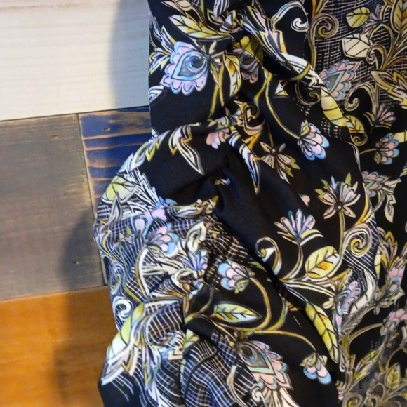 Torrid Floral Black and Green Blouse Top Size 3 - Picture 8 of 8